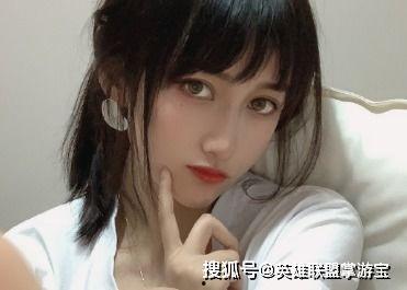 类似女子吃瓜事件,引发网友热议！