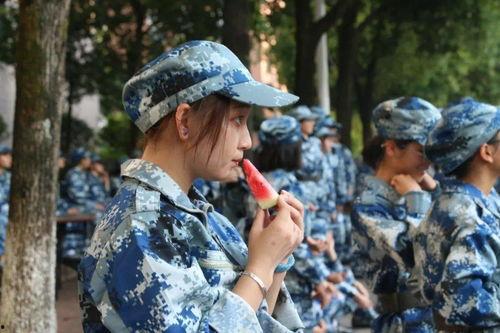 军训女生 吃瓜,揭秘军营里的欢乐时光