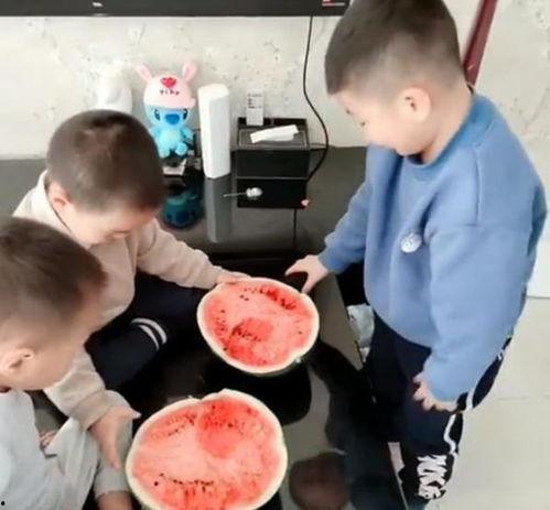 兄弟喝醉了吃瓜